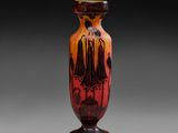 un vase sur lequel est représentée une peinture
