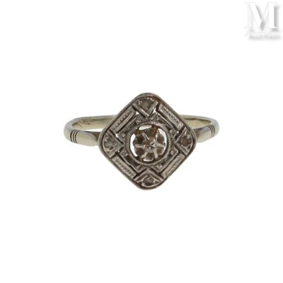 un gros plan d'une bague avec un diamant au centre