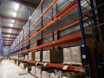 des rayonnages dans un entrepôt rempli de cartons et encore de cartons de marchandises