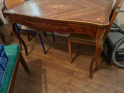 une table et des chaises dans une pièce avec du parquet