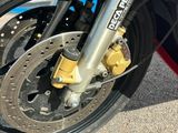 un gros plan d'un pneu de moto dans la rue