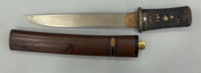 two knives that are sitting next to each other on a table