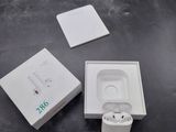 une boîte blanche contenant des AirPods d'Apple et une boîte blanche sur laquelle sont représentés des AirPods d'Apple