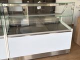 une vitrine en verre au milieu d'une cuisine