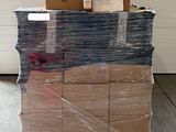 une palette sur laquelle sont empilés de nombreux cartons