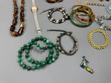 de nombreux types de bracelets et de colliers posés sur la table