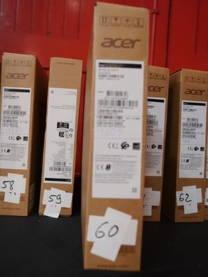 beaucoup de boîtes alignées sur une table