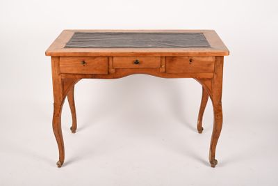 une petite table en bois avec un plateau en marbre