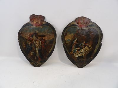 paire de vases peints, ornés de figures sur fond blanc