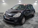 la photo d'une voiture noire garée dans un garage