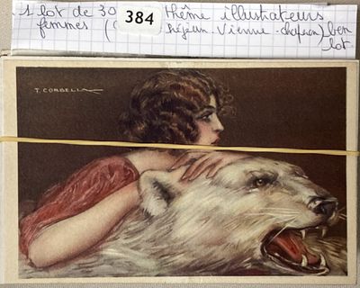 une photo d'une femme tenant un chien auquel est attaché un petit mot