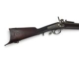 un vieux pistolet avec un canon en bois et un étui en bois