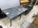 une table placée au milieu d'une pièce