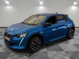 une voiture bleue garée sur le sol en damier d'un garage