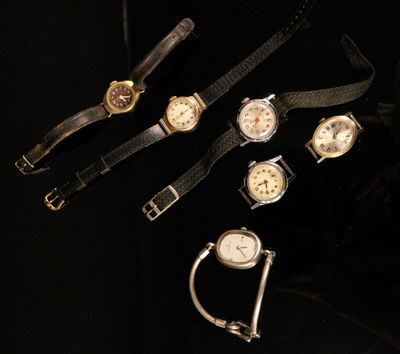 Lot de six montres bracelet de dame comprenant les marques K…