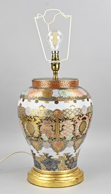 une lampe posée sur une table