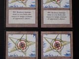 quatre cartes aux motifs différents posées sur une surface noire