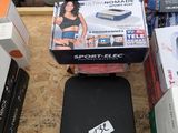 de nombreuses boîtes contenant du matériel électronique posées sur une table