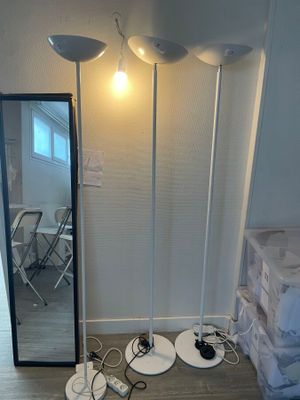 une photo d'une pièce avec un miroir et tout un tas de câbles