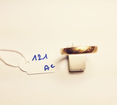 a tag with a ring attached to it that says az a c