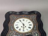une horloge posée sur une table