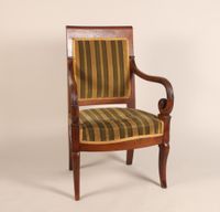 Fauteuil en noyer mouluré, à accotoirs à crosses agrémentés … (photo 2)