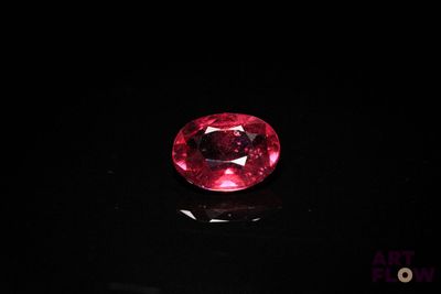 gros plan d'un diamant rouge sur une surface noire