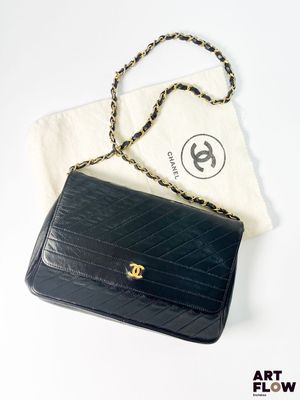 CHANEL Vers 1980 Sac Chanel vintage porté épaule en cuir noi…