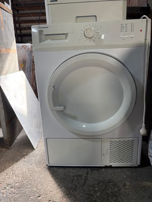 une photo d'une machine à laver dans un garage