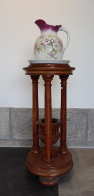 un vase posé sur une table, sur laquelle se trouve un oiseau