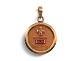 Gros plan sur une médaille d'or ornée d'une croix