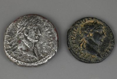 deux pièces d'argent sur lesquelles figurent une femme et un homme