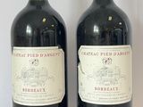 deux bouteilles de vin posées l'une à côté de l'autre sur une table