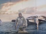 une grande affiche représentant un astronaute debout dans l'eau