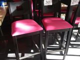 un grand nombre de chaises dans une pièce