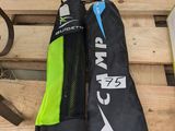 une paire de skis posée sur une palette à côté d'une autre paire de skis