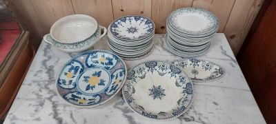 plusieurs assiettes et bols posés sur une table dans une pièce