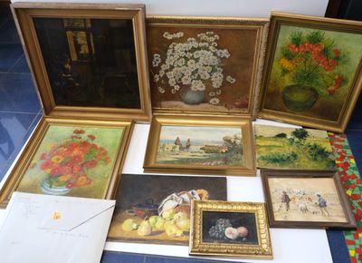 beaucoup de tableaux posés par terre