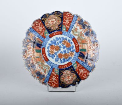 JAPON. Assiette en porcelaine Imari à décor de feuillages. - Photo 1