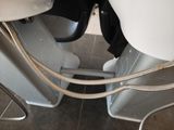une photo d'une salle de bains avec des toilettes et un lavabo