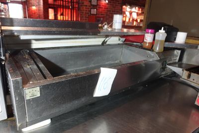 une photo d'un tapis roulant dans un restaurant