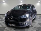 la photo d'une voiture noire garée sur un sol en damier