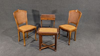 trois chaises et une petite table au milieu d'une pièce