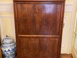 une armoire en bois avec un plateau en marbre, posée sur un parquet