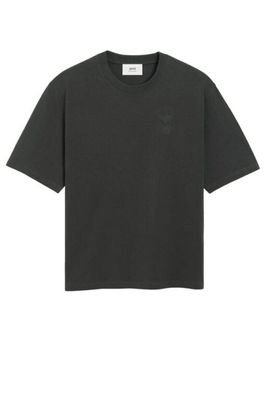 un t-shirt noir à col rond et à manches courtes