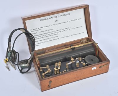une boîte en bois contenant tout un tas d'outils