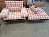 une chaise et un pouf à carreaux rouges et blancs dans un magasin
