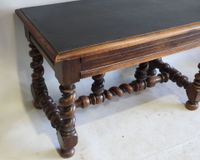 Table en bois mouluré, le plateau gainé de percaline ouvrant… (photo 2)