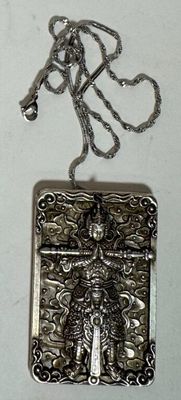 pendentif en métal argenté représentant un homme tenant une épée