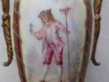 un vase avec l'image d'un homme dessus